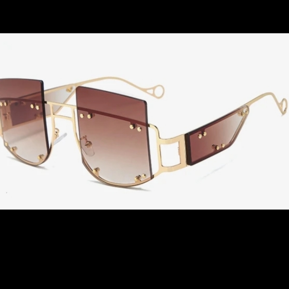 ❤️NWT  Oversized Brown  Lenses with Golden Frame Sunglasses.